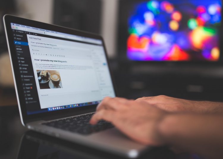 make money blogging computer typing